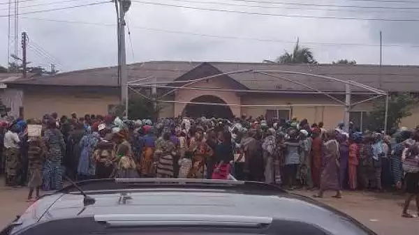 Photos: Adeboye’s Wife, Folu Distributes Food Stuffs As RCCG Widows Cry Hunger